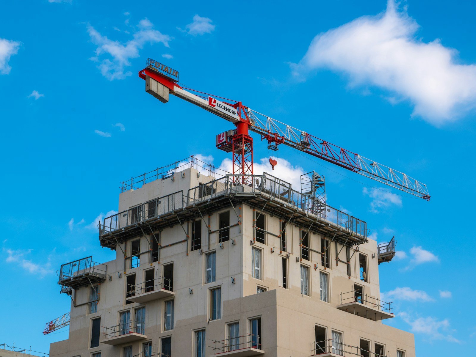 Module préfabriqué levé à la grue au-dessus d'un chantier