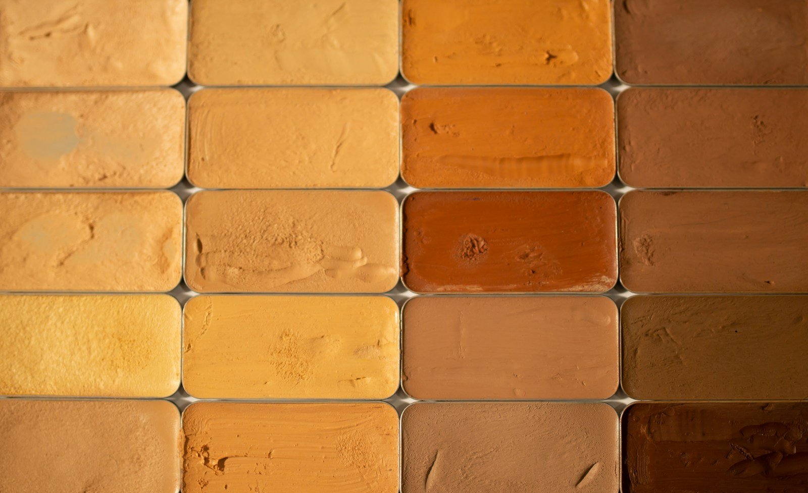 Palette de matières naturelles associant bois, chaux et terre cuite