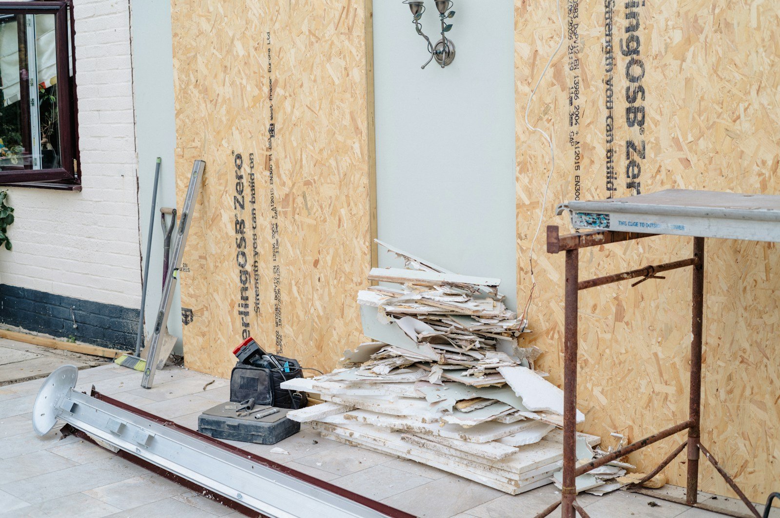 Panneaux de plancher en aggloméré empilés sur un chantier