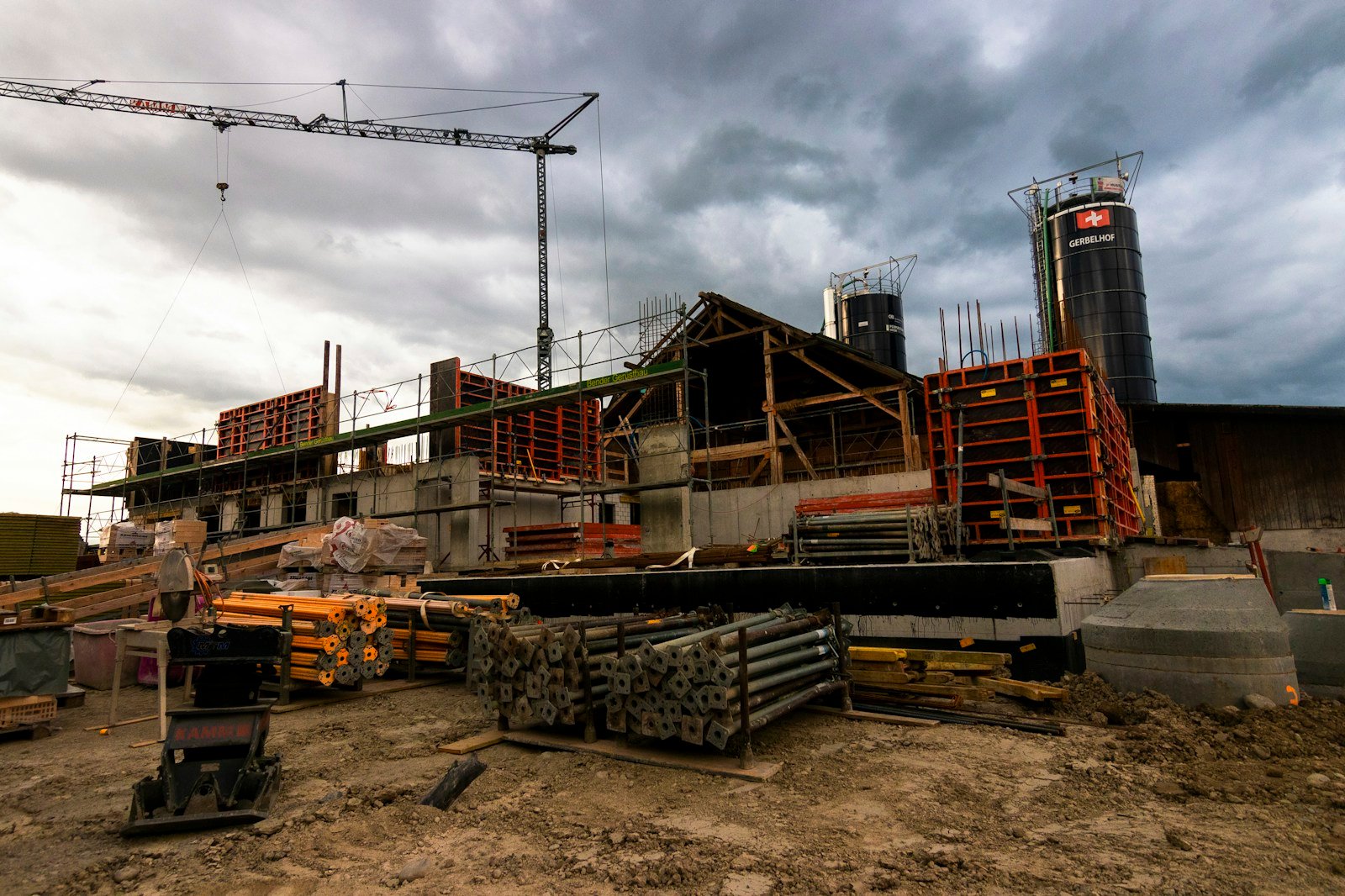 Panneaux d'ossature bois préparés sur un chantier