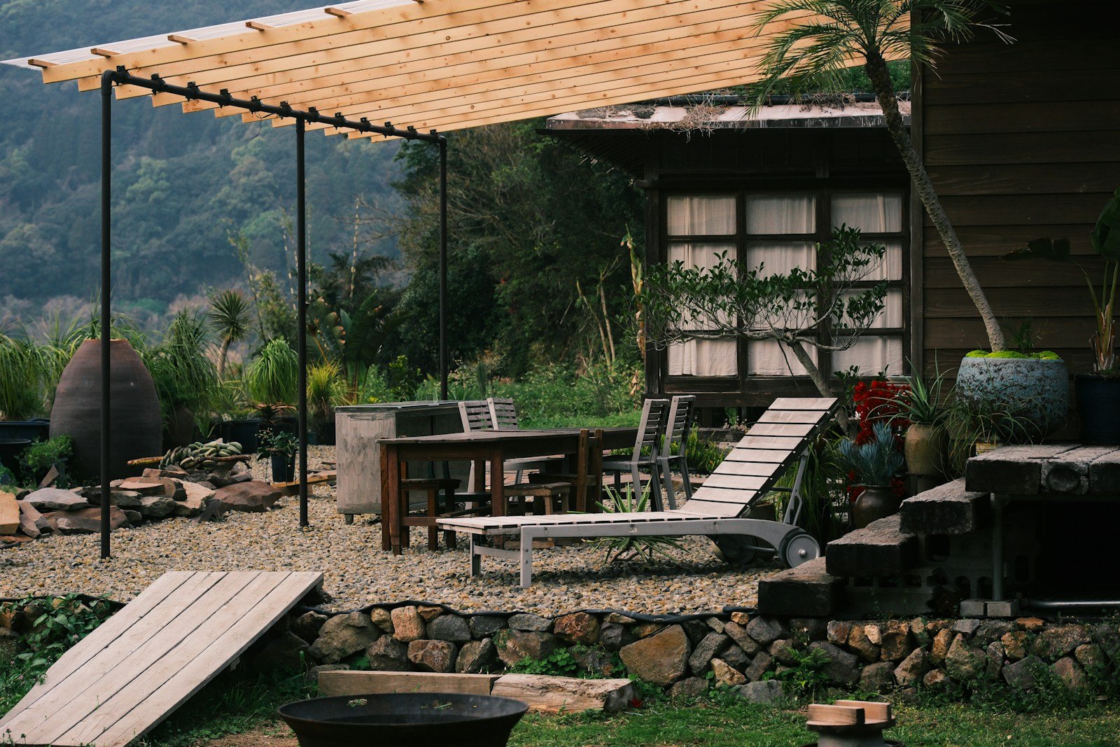 Pergola en bois surplombant un salon de jardin en climat tropical