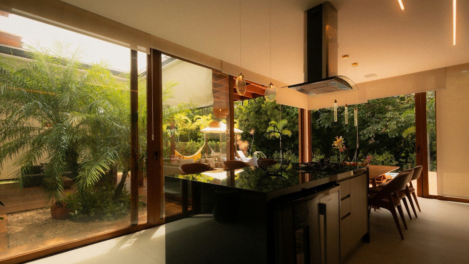 Petite cuisine ouverte avec vue sur le jardin