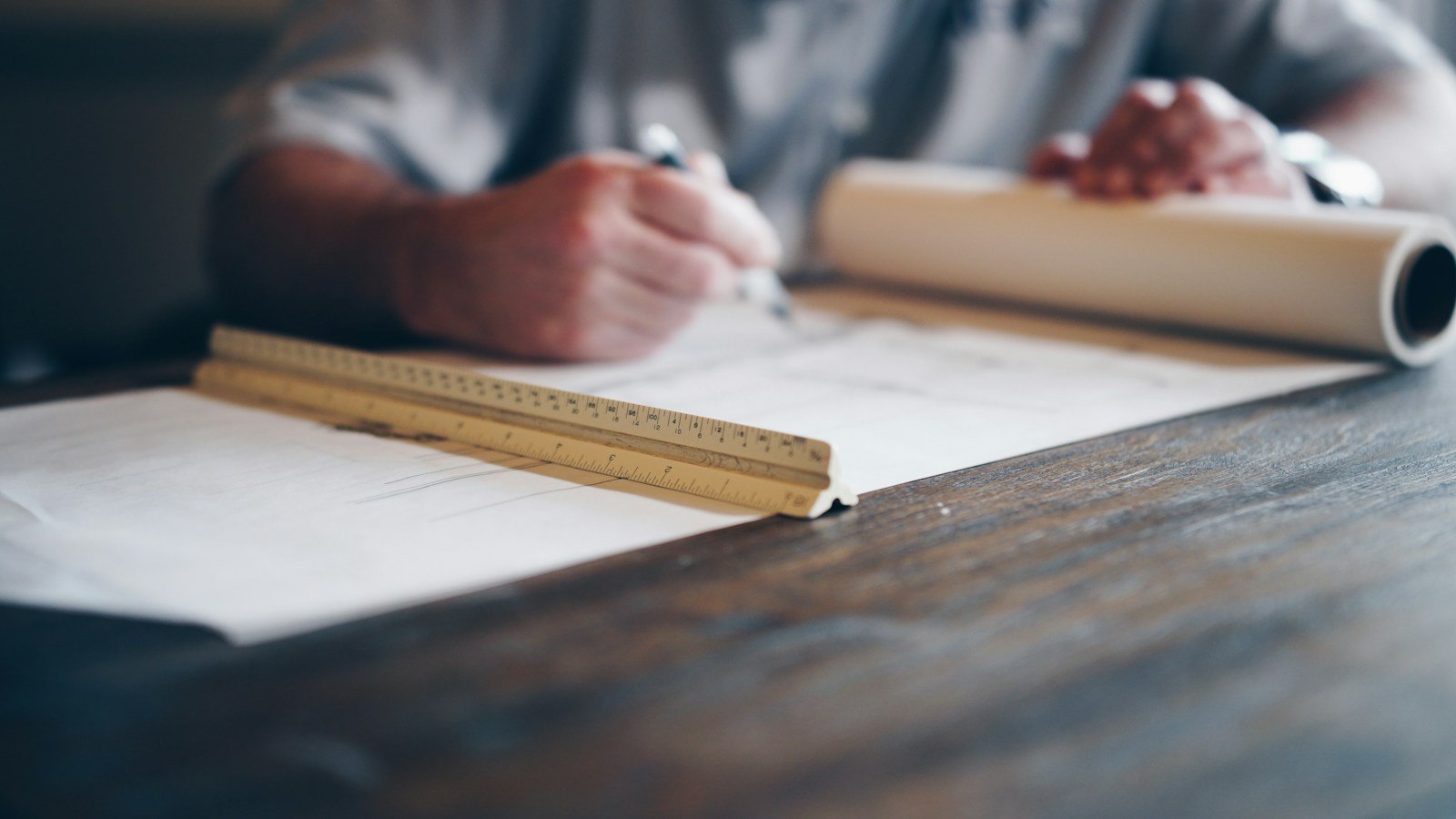 Plans d'architecte et outils de mesure sur un bureau