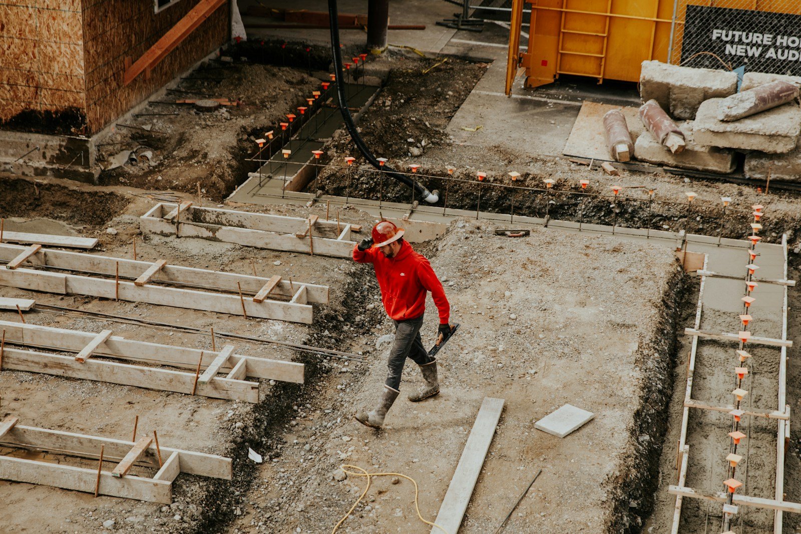 Plots béton soutenant l'ossature en bois d'un plancher