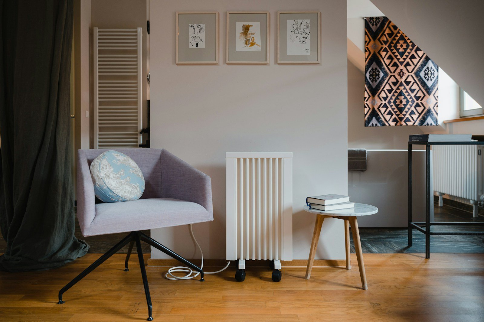 Radiateur installé sous une fenêtre dans un séjour
