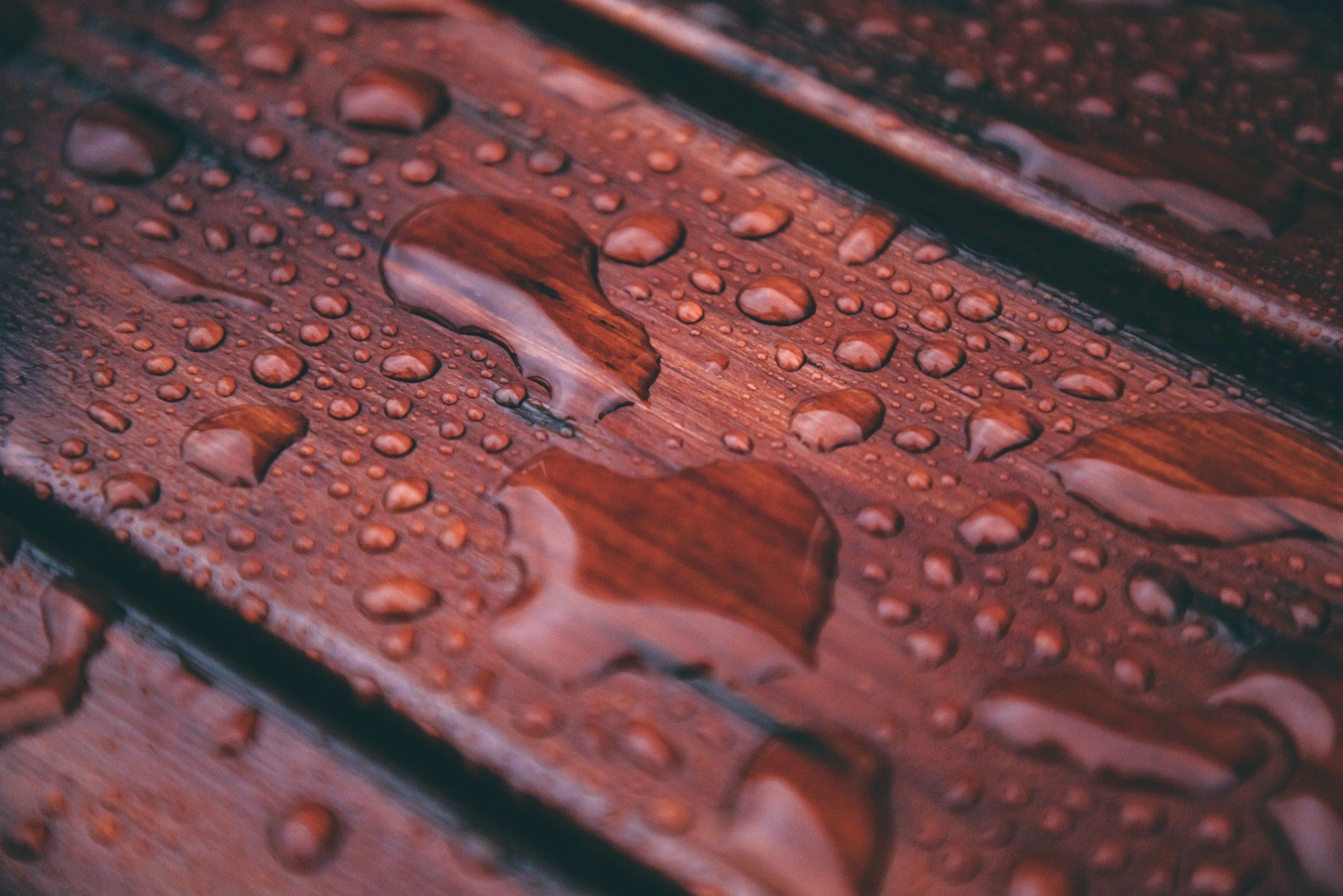 Rinçage à l'eau claire d'une terrasse en bois