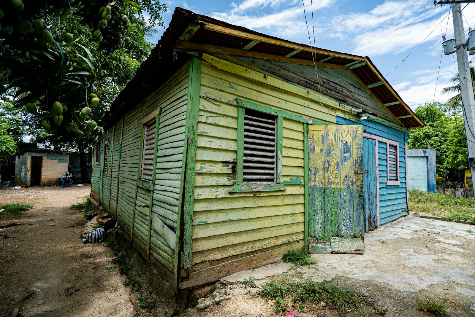 Rue de village bordée de maisons traditionnelles aux couleurs vives, Antilles