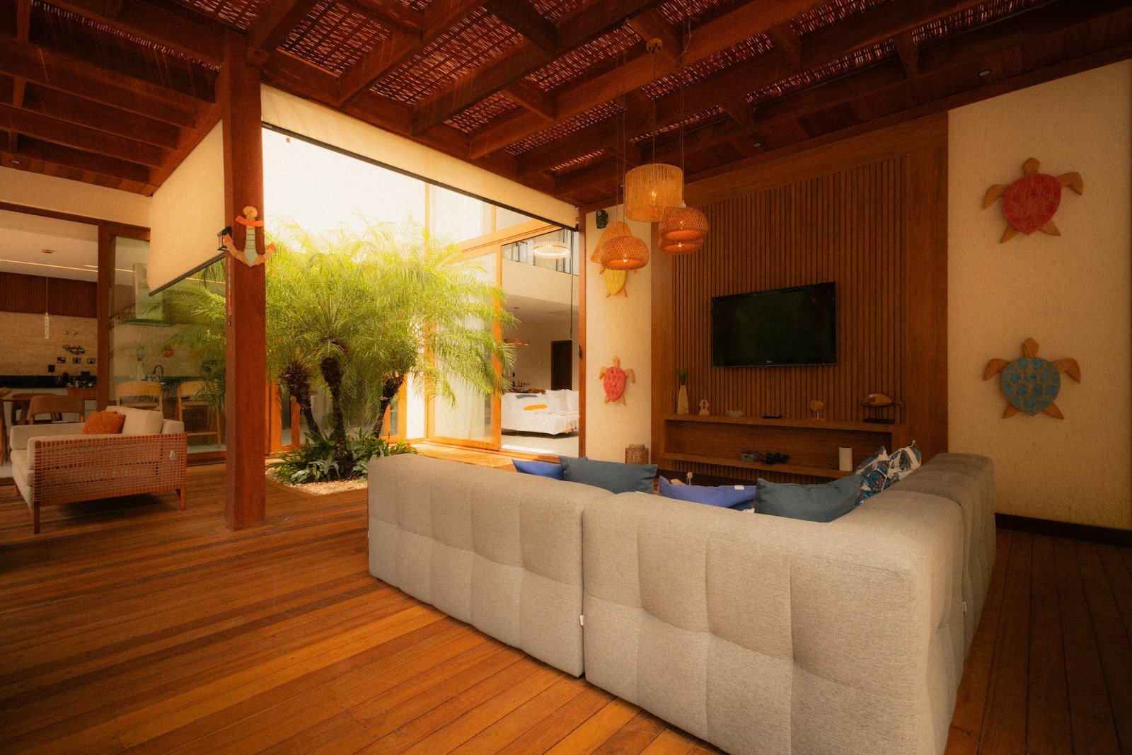 Salon tropical baigné d'une lumière douce en fin de journée