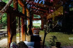 Séjour ouvert d'une maison en bois donnant sur l'extérieur