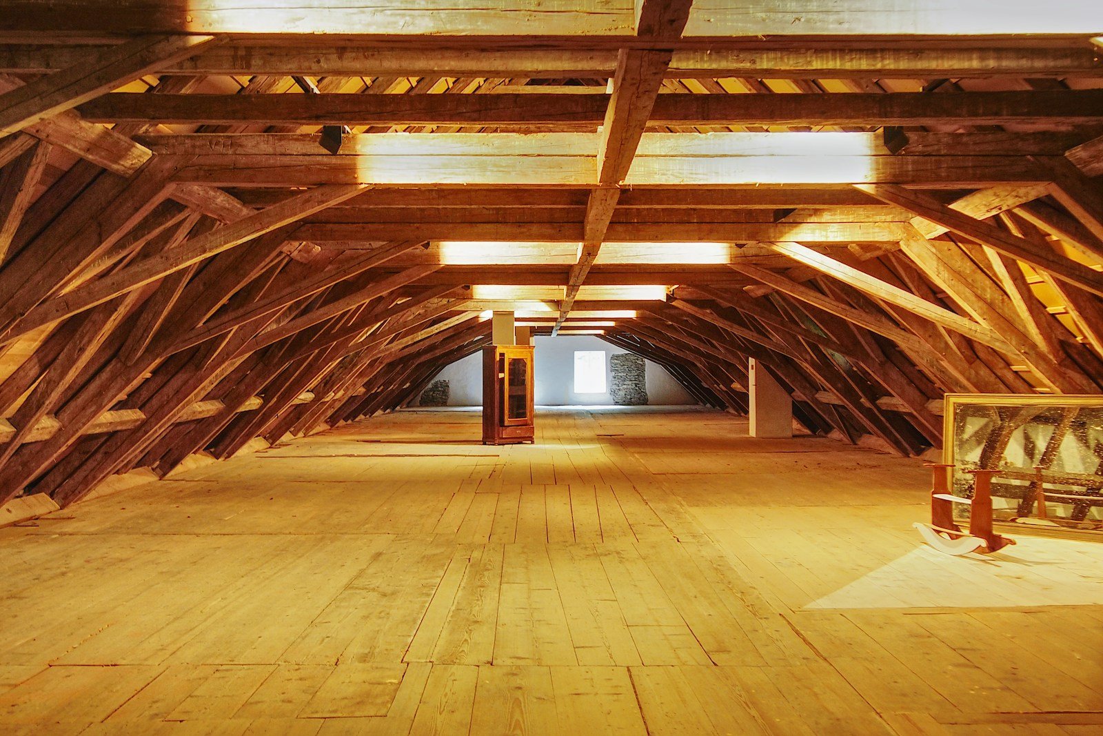 Structure de solives en bois apparentes avant la pose du plancher