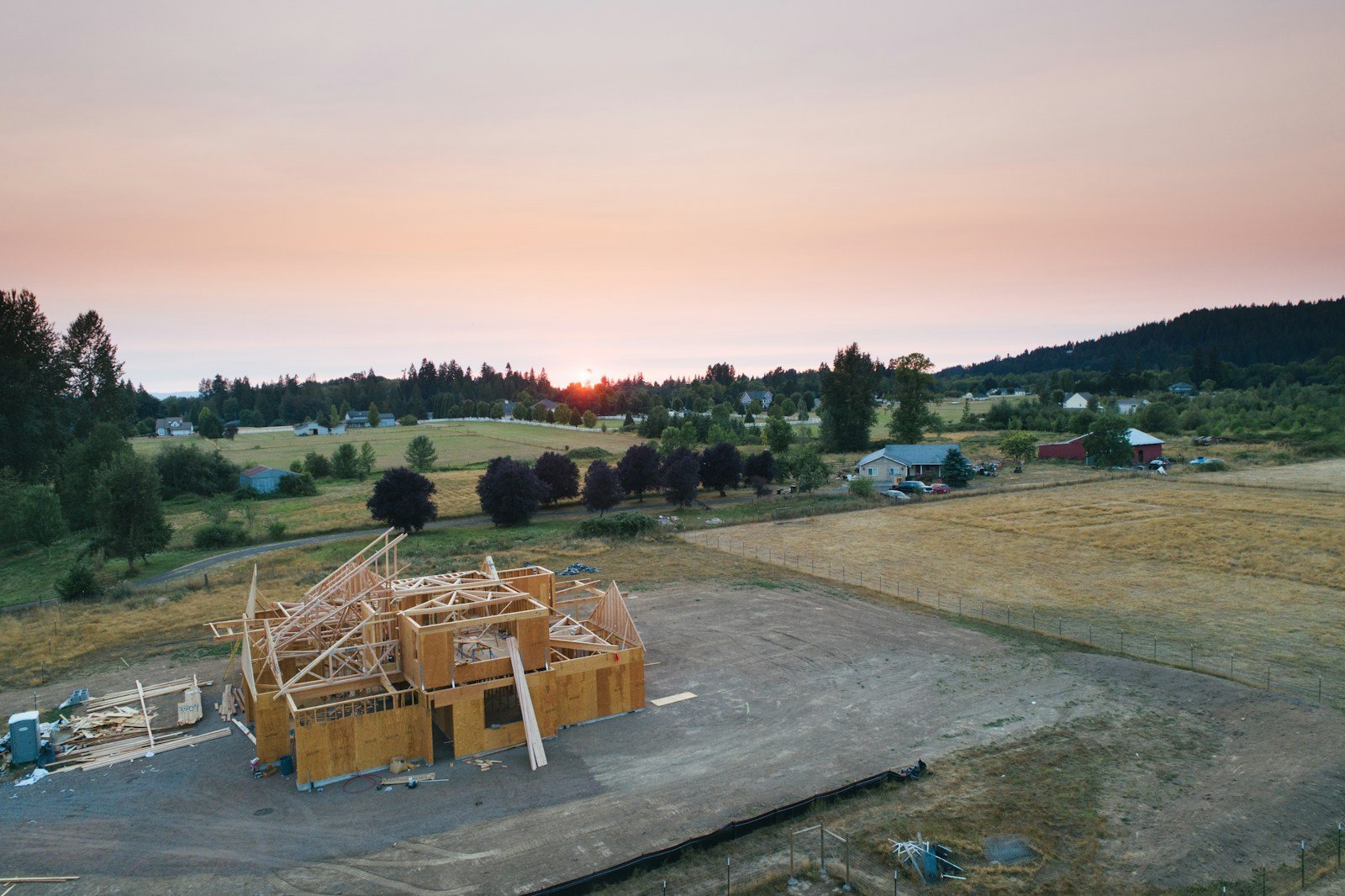 Structure d'une maison à ossature bois en cours de montage
