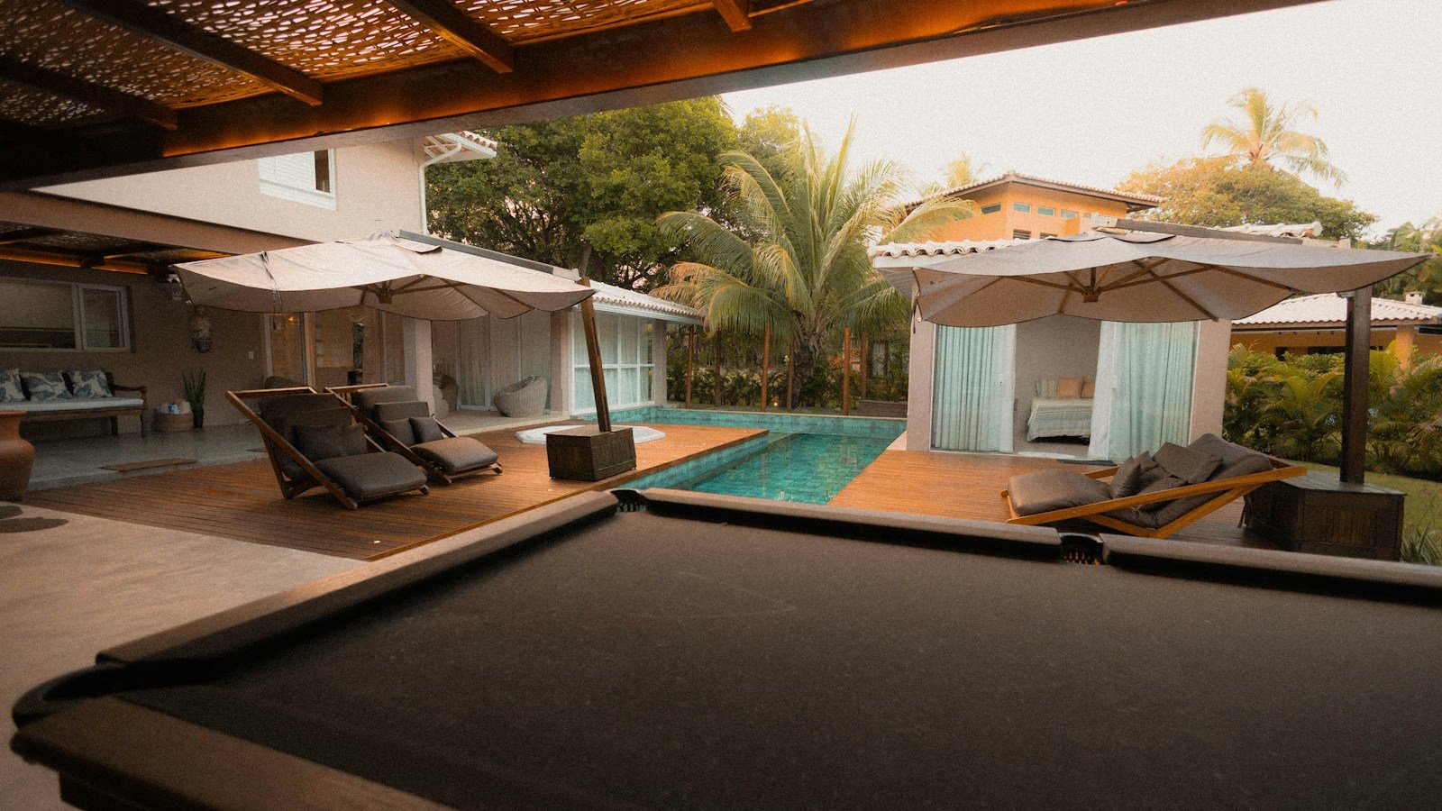 Terrasse couverte d'une maison tropicale contemporaine