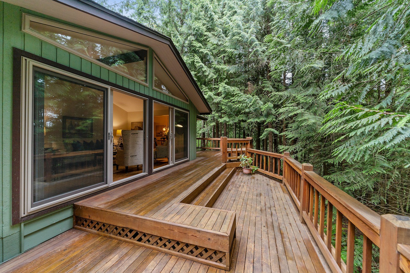 Terrasse en bois prolongeant une maison d'habitation