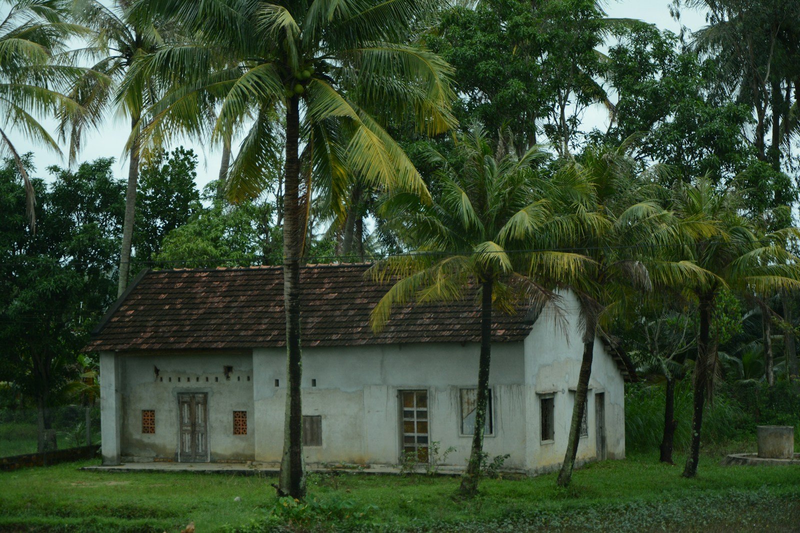 Toiture à croupe caractéristique d'une maison de maître coloniale