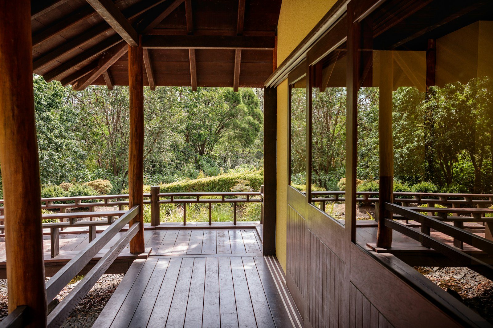 Varangue en bois d'une maison sous climat tropical