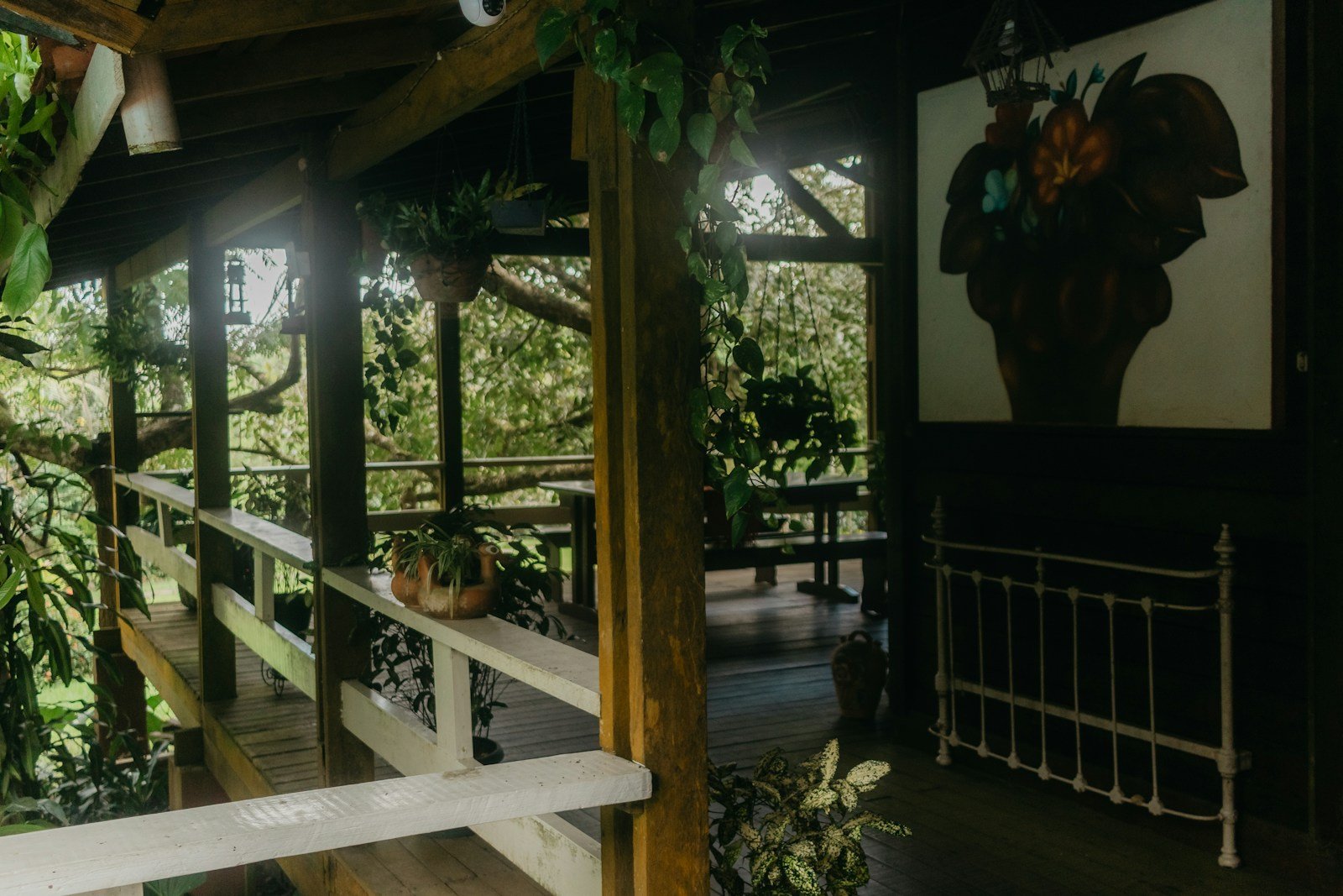 Varangue en bois prolongeant le salon vers l'extérieur