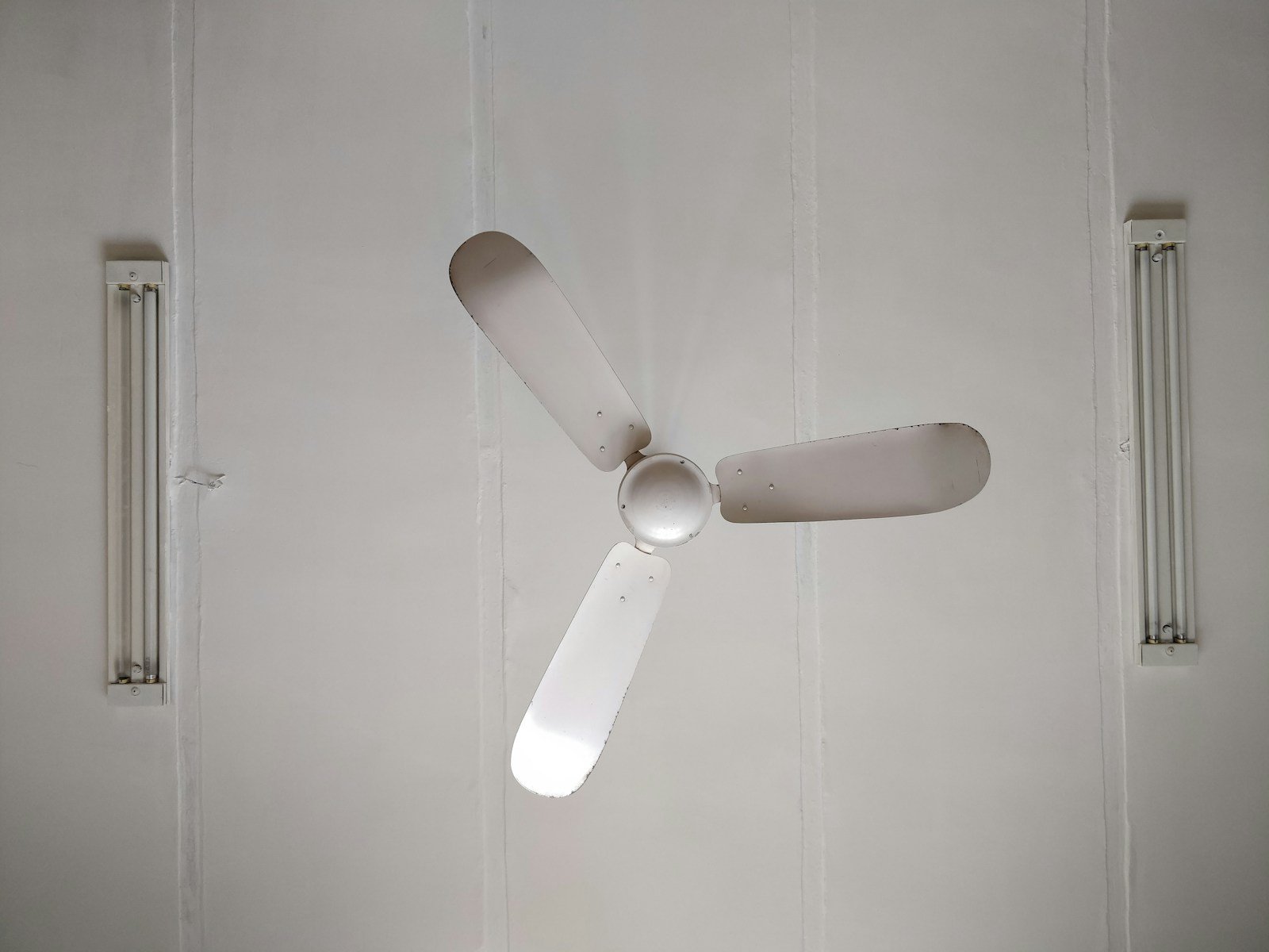 Ventilateur de plafond sous un plafond en bois, dans un intérieur clair