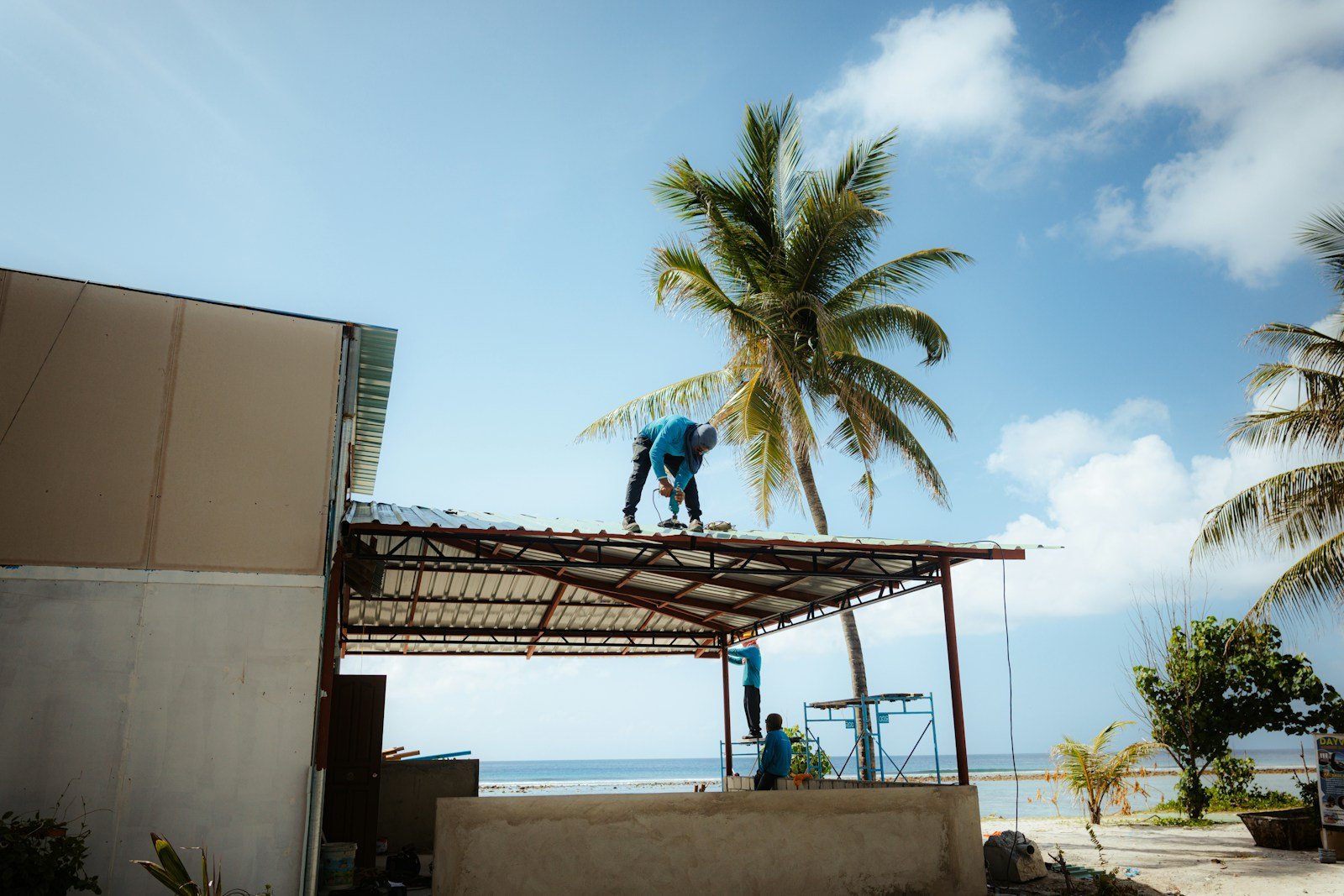Vérification des fixations de toiture sur une maison existante