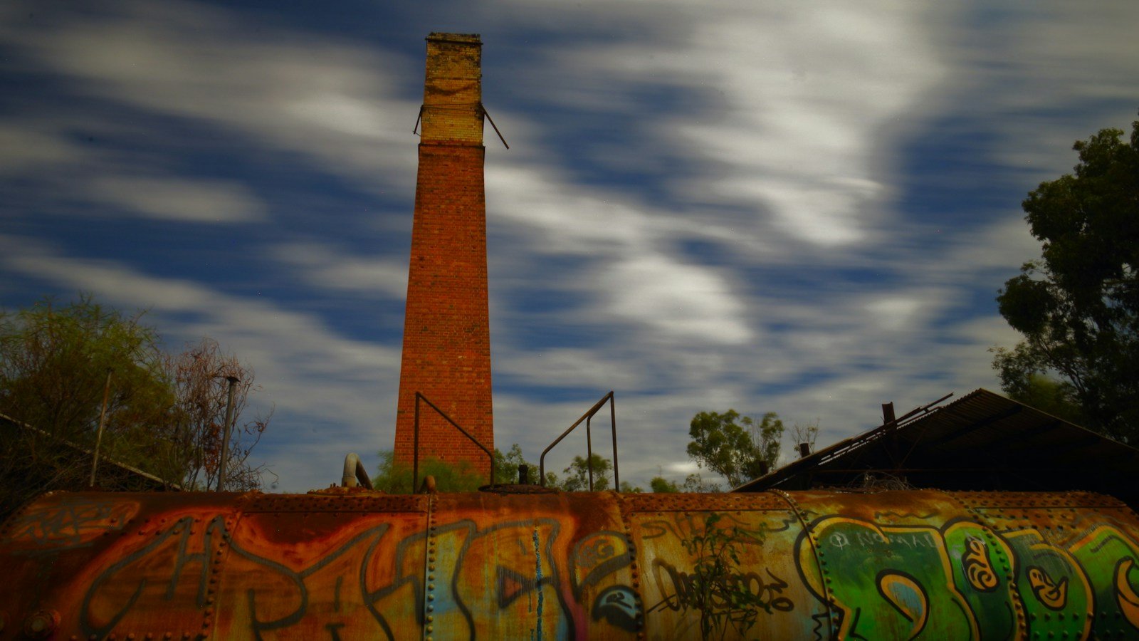 Vestiges d'une ancienne usine sucrière dans le paysage antillais