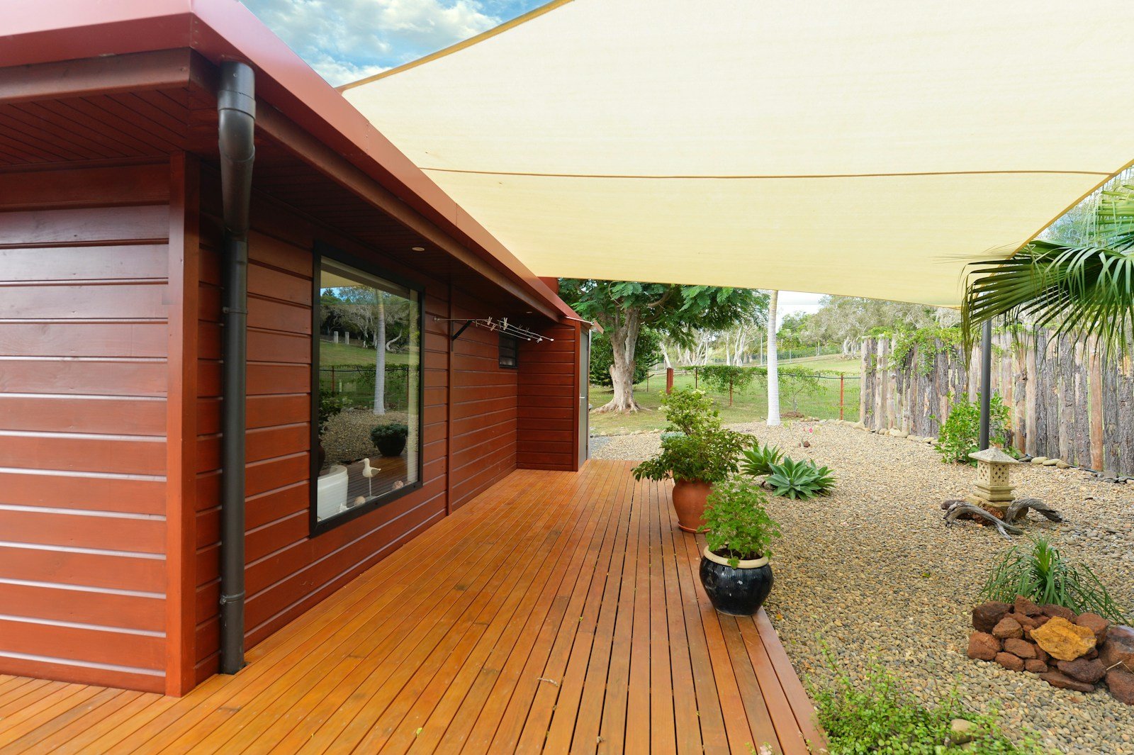 Voile d'ombrage tendue au-dessus d'un coin salon de jardin