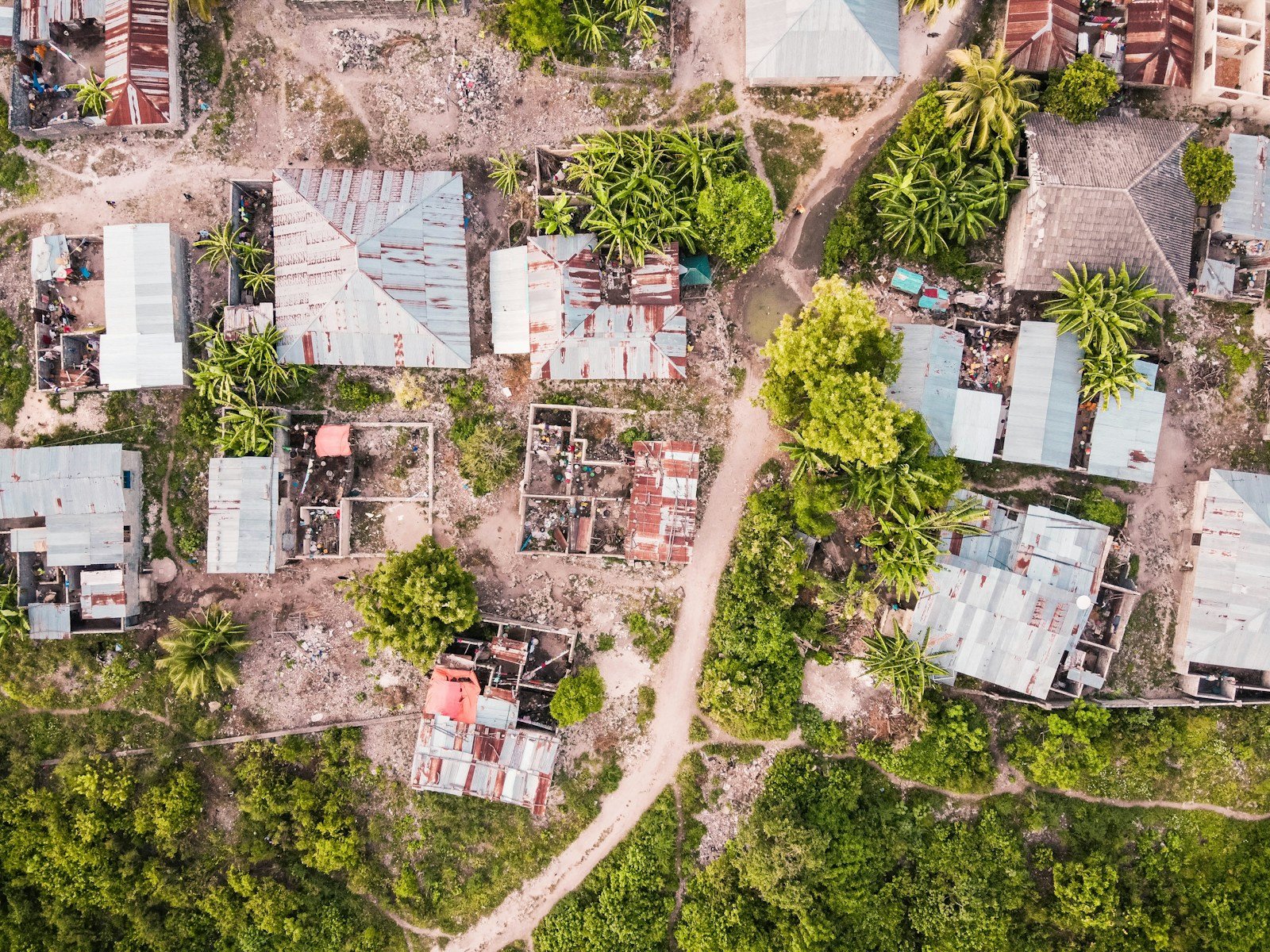 Vue aérienne d'un village antillais et de ses toitures colorées